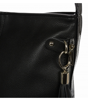 Čierna kabelka s bočnými zipsami a čiernym príveskom V18SM401