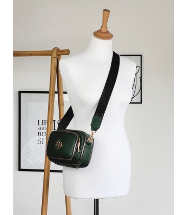 Mala tmavo zelena crossbody kabelka so zlatými zipsami b22w002