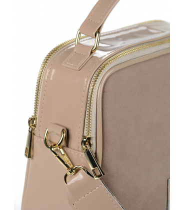 Matně lesklá hnědá crossbody kabelka