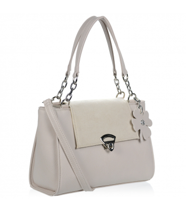 Černá elegantní kabelka s V-vzorem