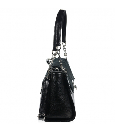 Čierna elegantná kabelka s V-vzorom