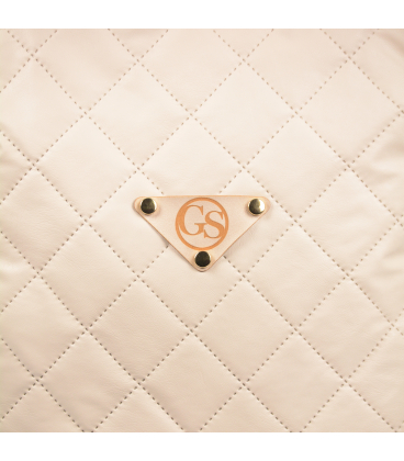 Fekete elegáns kézitáska V-mintával